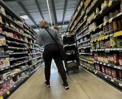 Went to get some groceries and happen to see this PAWG of GILF. 