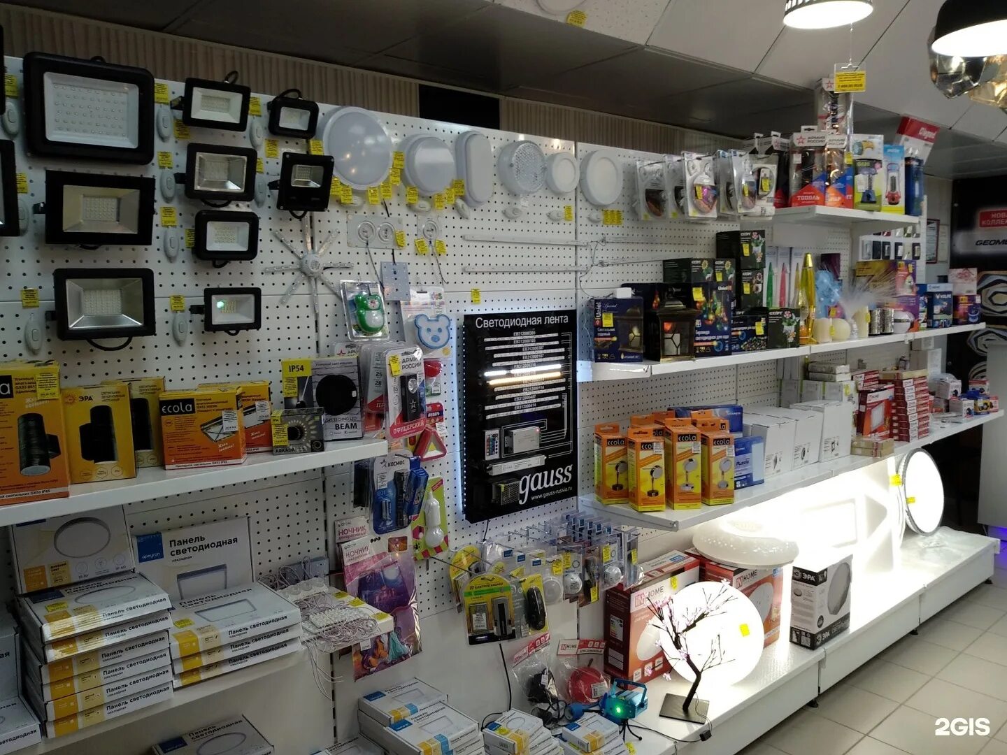 Swg светодиодное освещение. освещение в магазине. освещение в торговых центрах. электротовары магазин. светодиодные системы освещения.