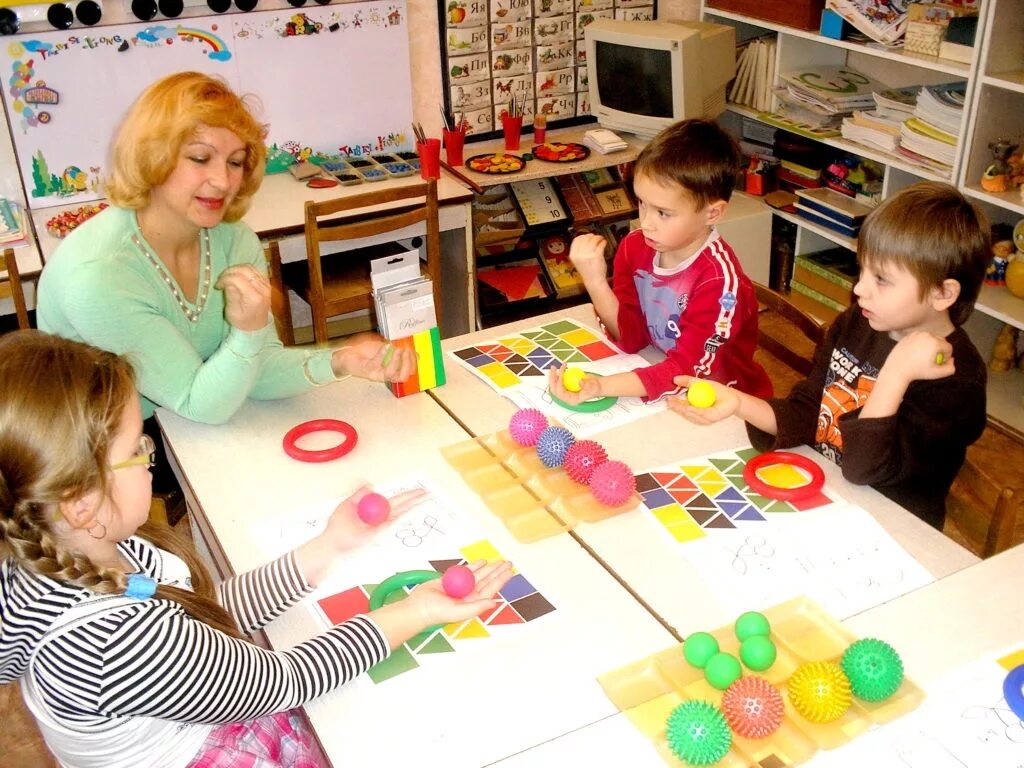 Программы педагога психолога в доу. Коррекционно-развивающие занятия. Логопедическая группа в доу. Занятия с детьми зпр психолог доу. Логопед и ребенок.