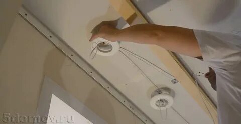 Как установить светильник в натянутый потолок
