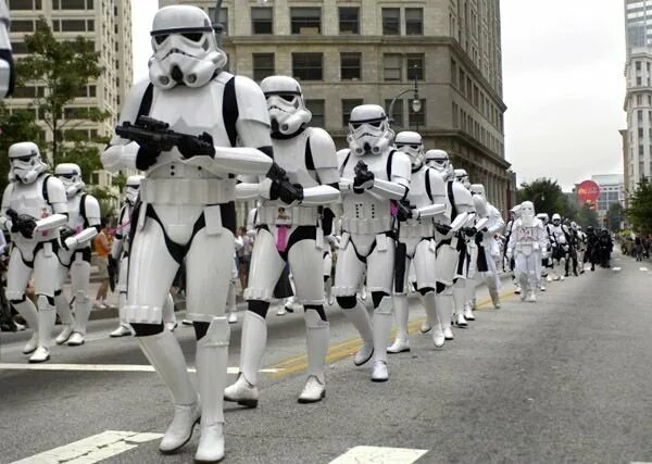 Имперские штурмовики маршируют. Клон штурмовик star wars. Имперский штурмовик. Клоны стар варс. Имперские штурмовики маршируют.