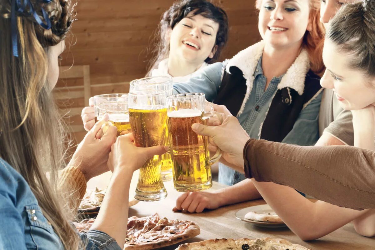 Пивные дети. Веселая компания с пивом. Молодежь с пивом. Компания пьет пиво. Пиво для друзей.
