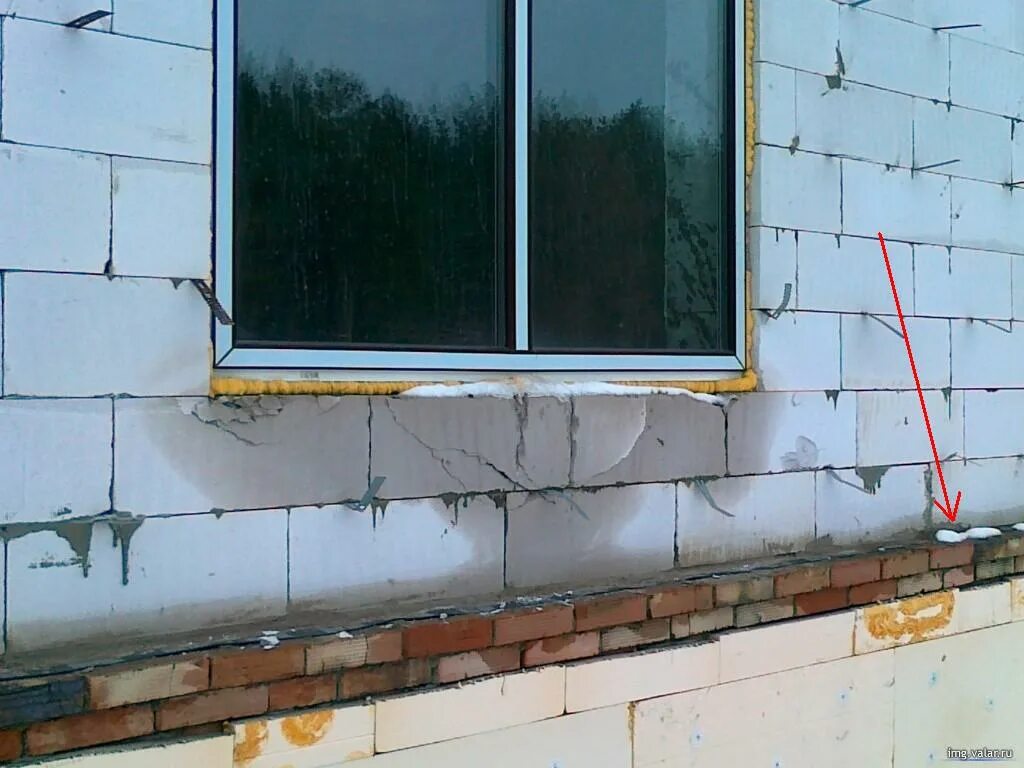 трещины в оконных проемах. треснули под окнами. треснул облицовочный кирпич. трещина на пластиковом окне. треснули под окнами.