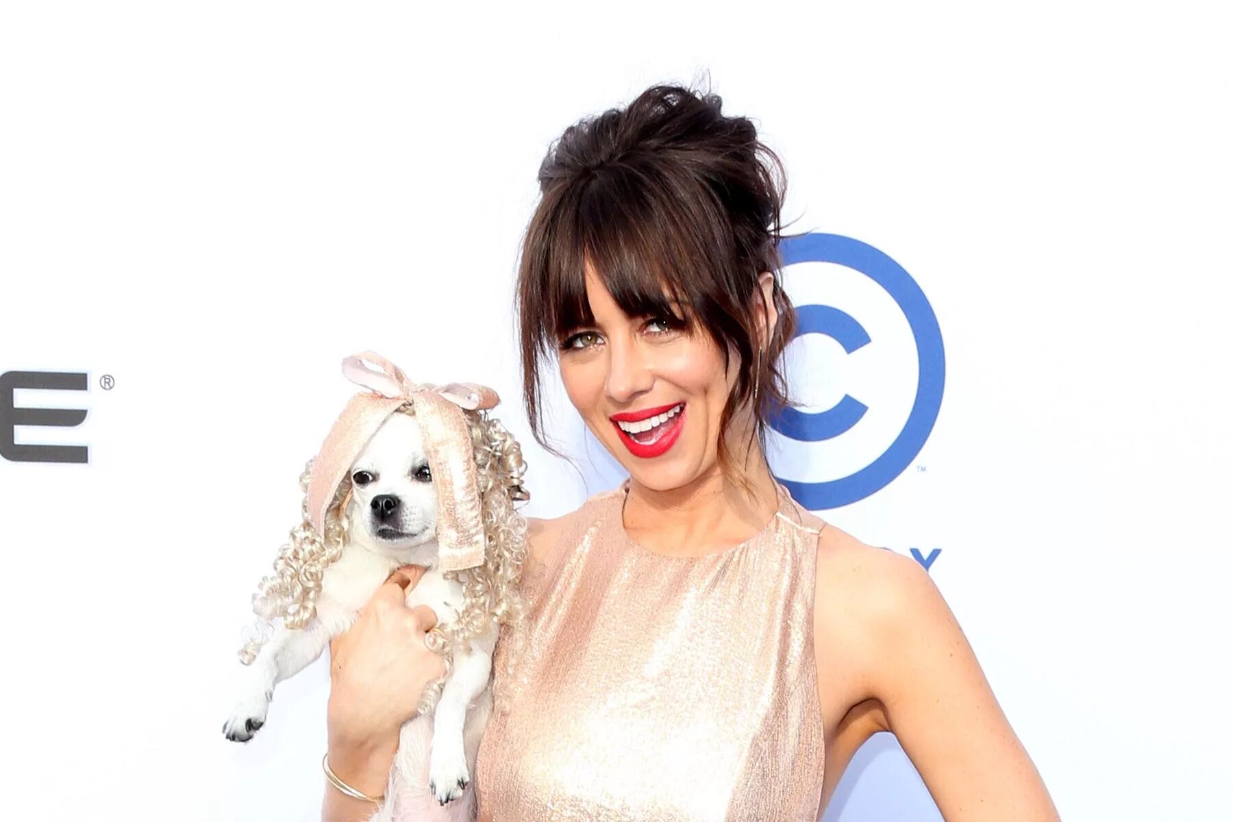 Наташа Леджеро горячие. Наташа Леджеро Dog. Natasha leggero типа копы.