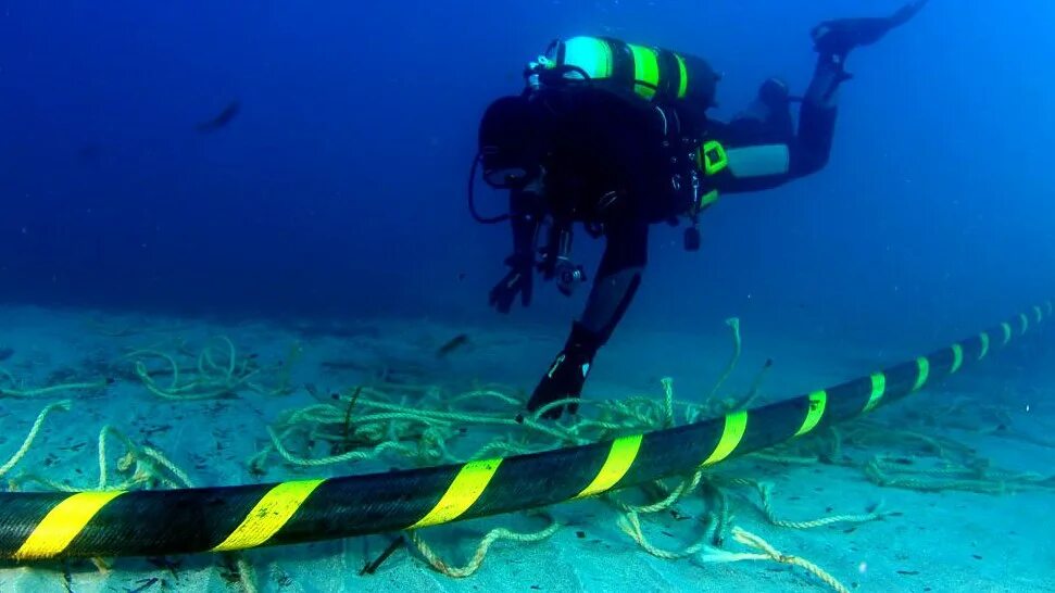 Кабели интернета на дне океана. Подводный интернет кабель. Дно океана. Кабель на дне океана.