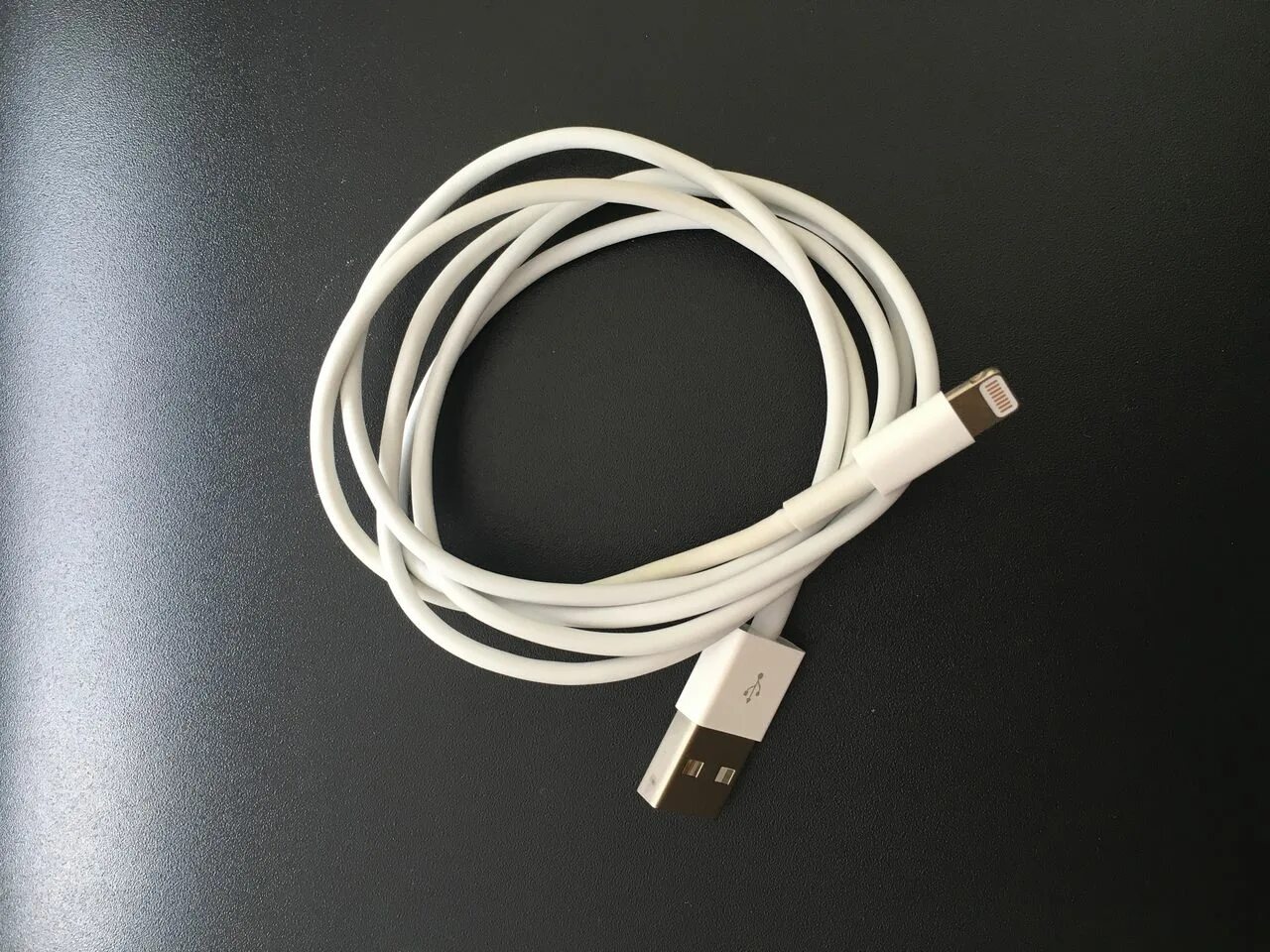 Фото шнура на айфон. Кабель юсб айфон оригинал. Кабель питания для iphone Lightning USB. Кабель USB mr14i iphone. Кабель зарядки для f8132.