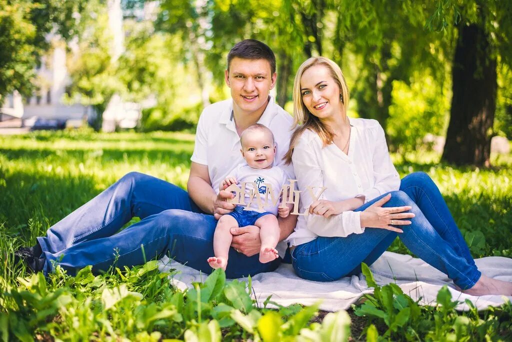 Семейная фотосессия. Семейная фотосессия на природе. Семейная фотосессия с малышом на природе. Семейная фотосессия на улице летом.