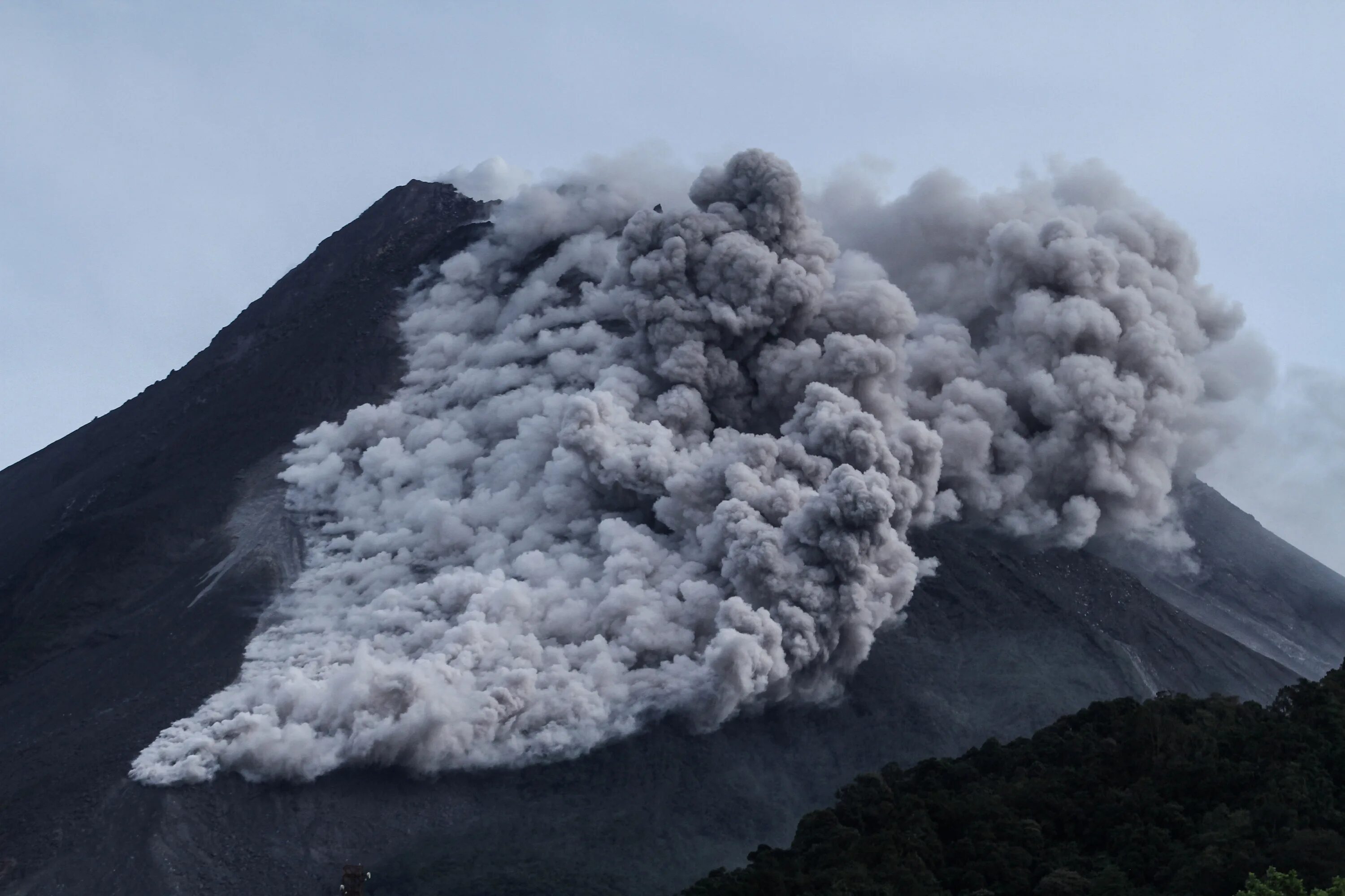 Вулкан Мерапи. Вулкан Мерапи Индонезия. Извержение вулкана Мерапи 2006. Вулкан Мерапи извержение. Тревога вулкан