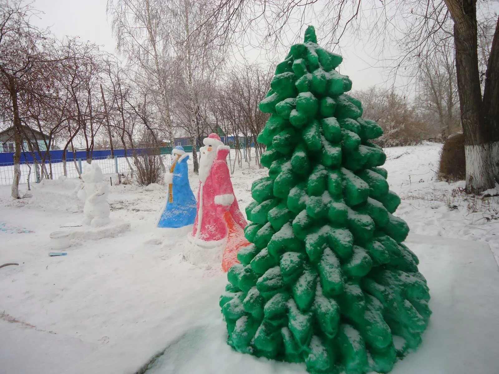 Постройки из снега елка. Фигуры из снега. Как сделать елочку из снега. Елка из снега своими руками. Как сделать елочку из снега.