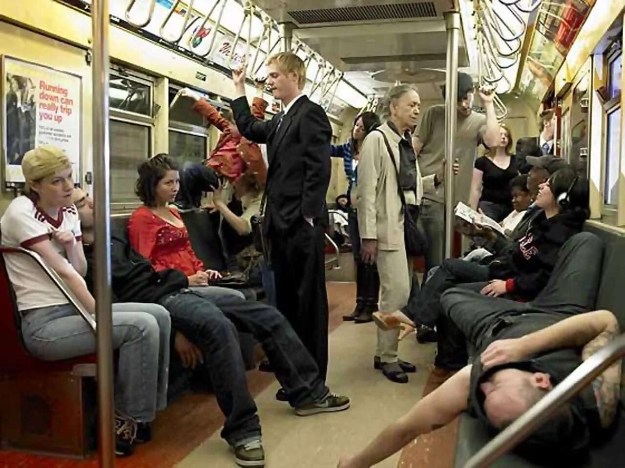 Случай в общественном транспорте. Люди в транспорте. Люди в автобусе. Уступи место в метро. Уступать место в общественном транспорте.