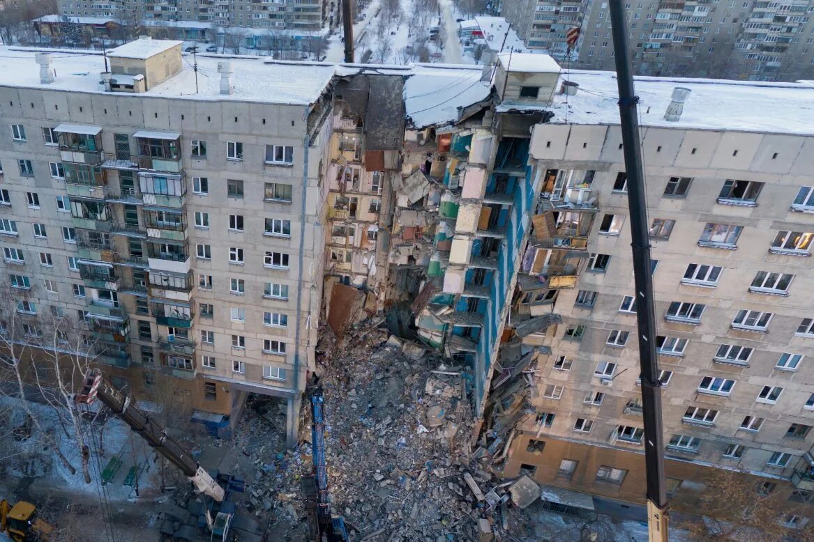 Разрушенный взрывом дом. Взрыв многоэтажки в Магнитогорске. Взорванный дом в Магнитогорске. Взрыв жилого дома в Магнитогорске (2018). Многоэтажный дом рушится.