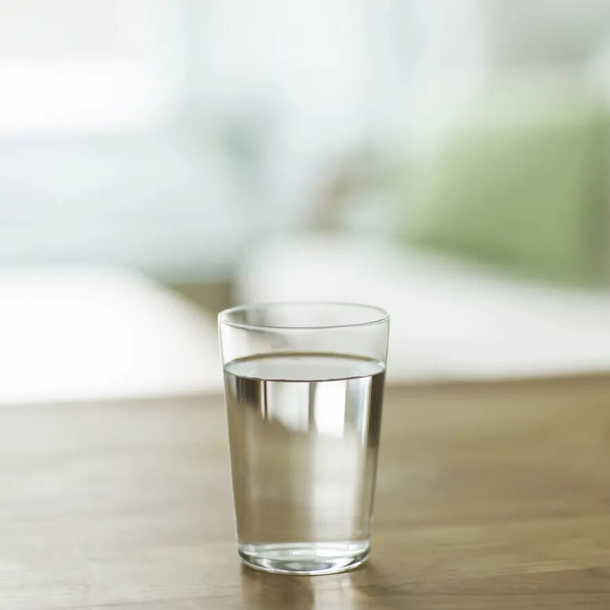 Вода на столе. Стакан стоит на столе. Water glass on table. Стакан на столе на английском. Стакан плана.
