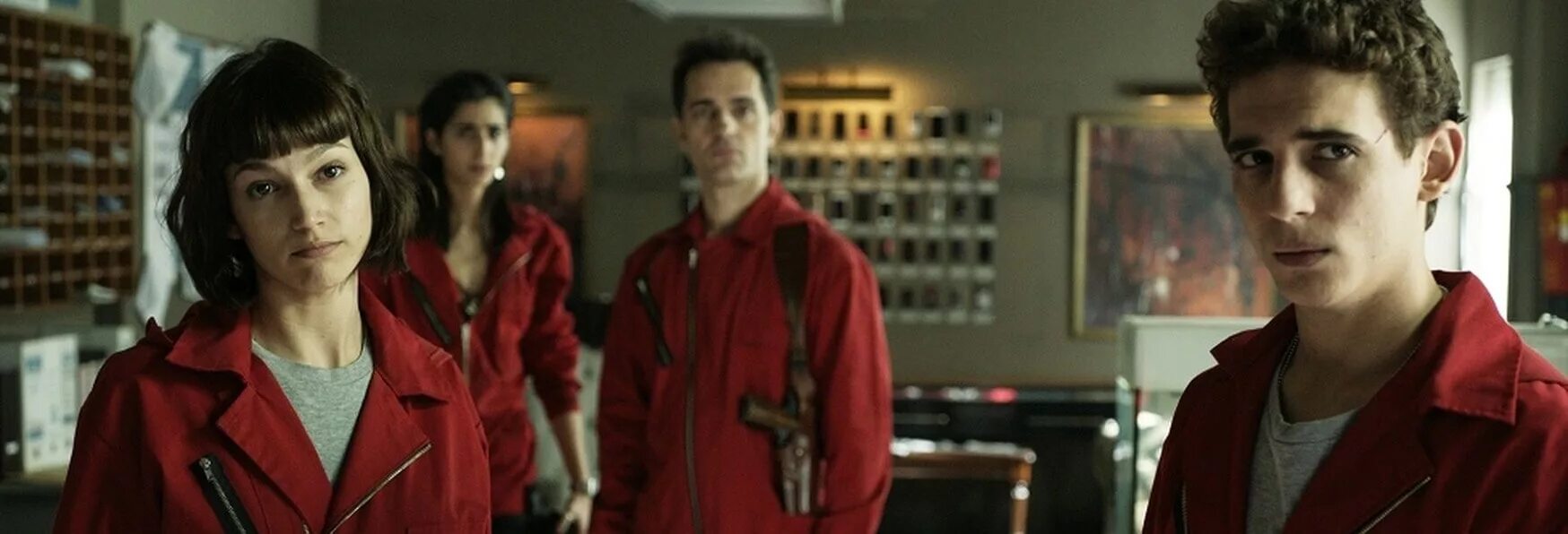 Бумажный дом основан. Бумажный дом сериал испания. роберт шиэн бумажный дом. альба флорес бумажный дом. бумажный дом сериал монетный дом.