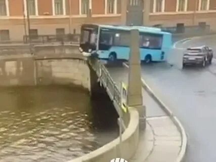 Автобус упал в реку в спб