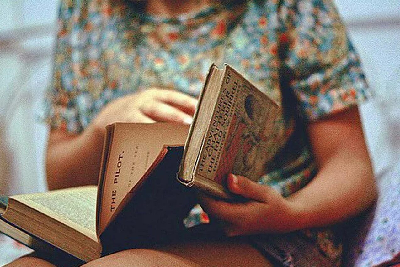 Девушка с книгой. Человек с книгой в руках. Девушка читает книгу. Фотосессия с книгой.