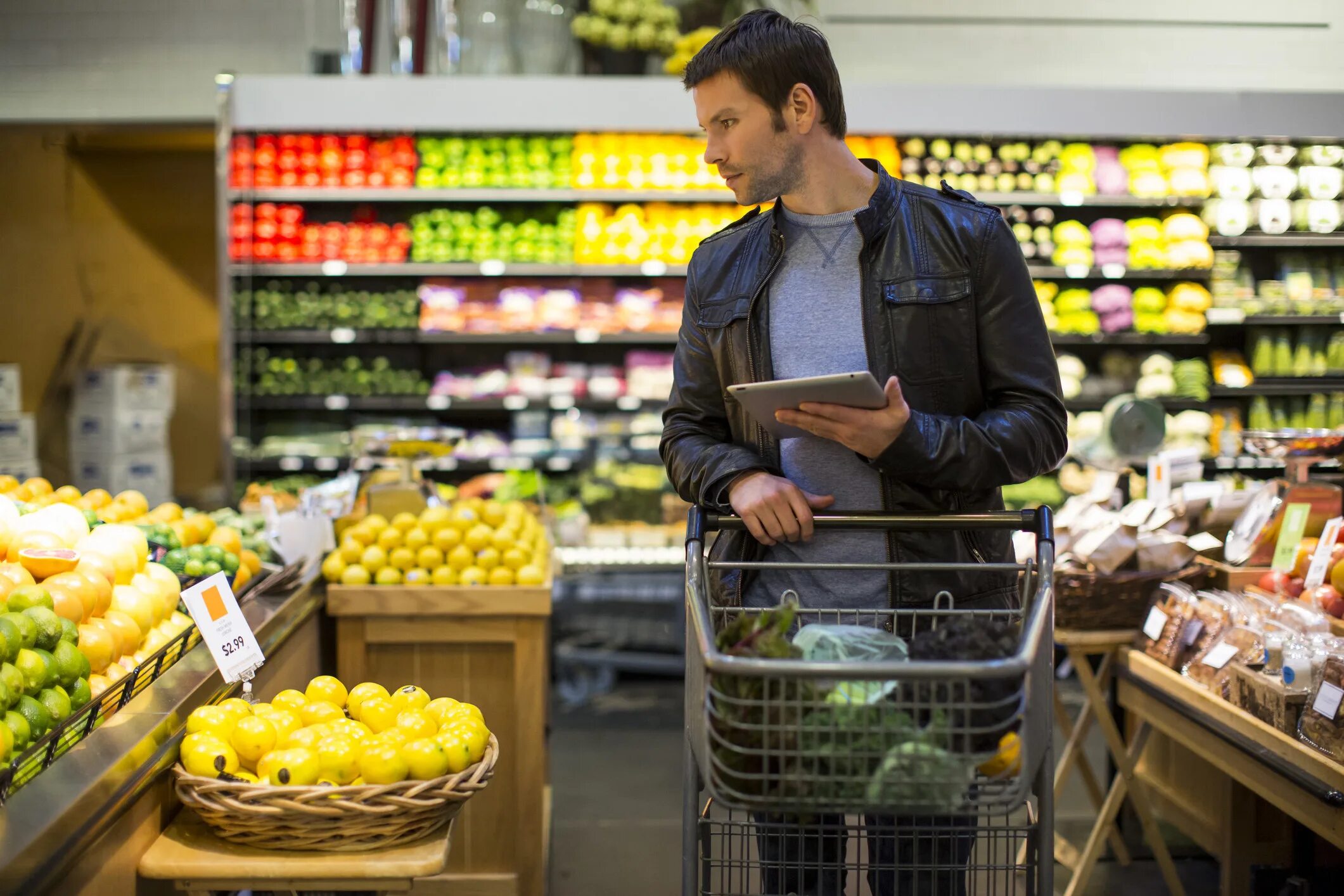 Зашедший в магазин мужчина. Продукты в супермаркете. Люди в магазине. Покупатель в магазине. Покупатель в супермаркете.