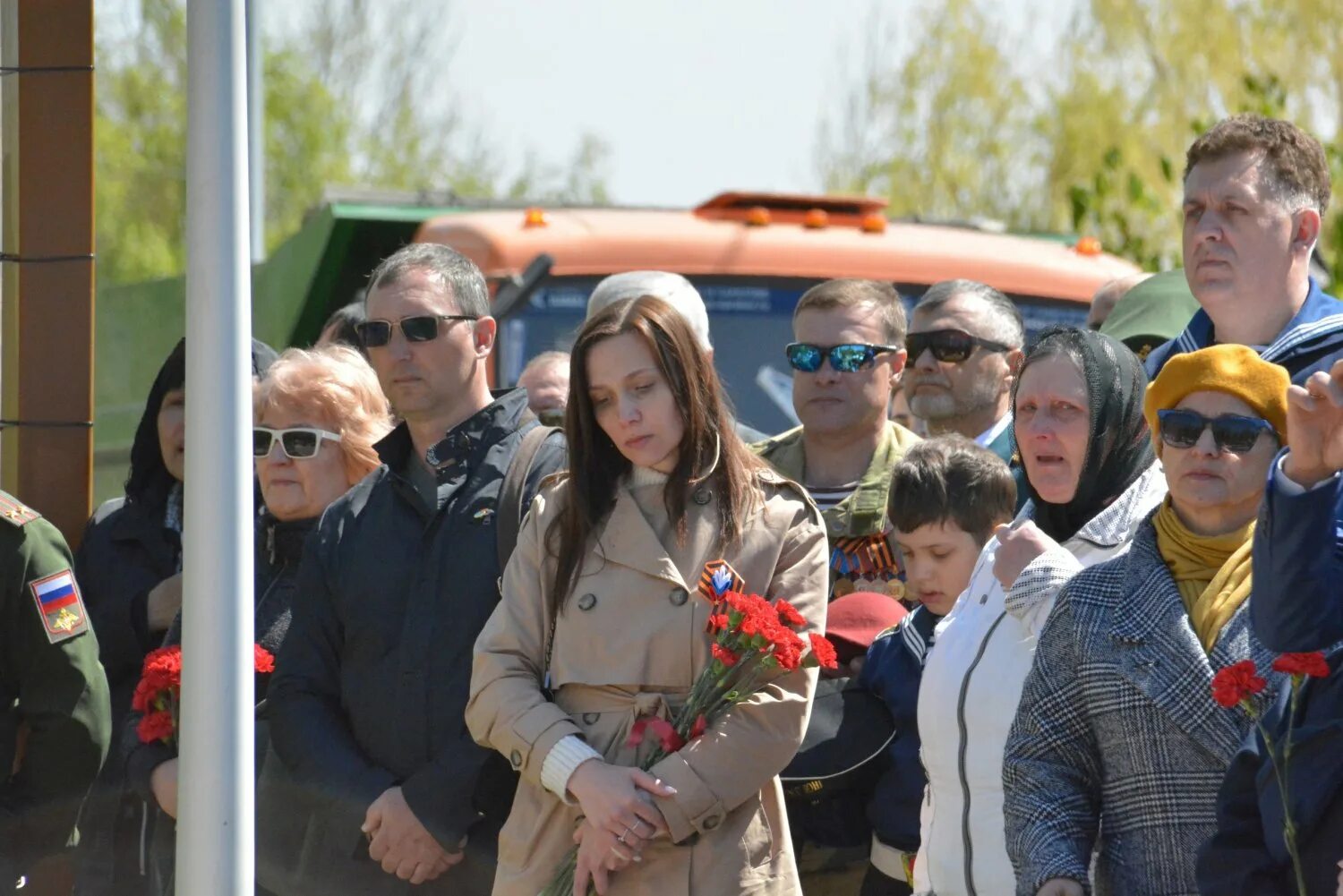 Родственники погибших в спецоперации. Памятник погибшим в спецоперации Саратов.