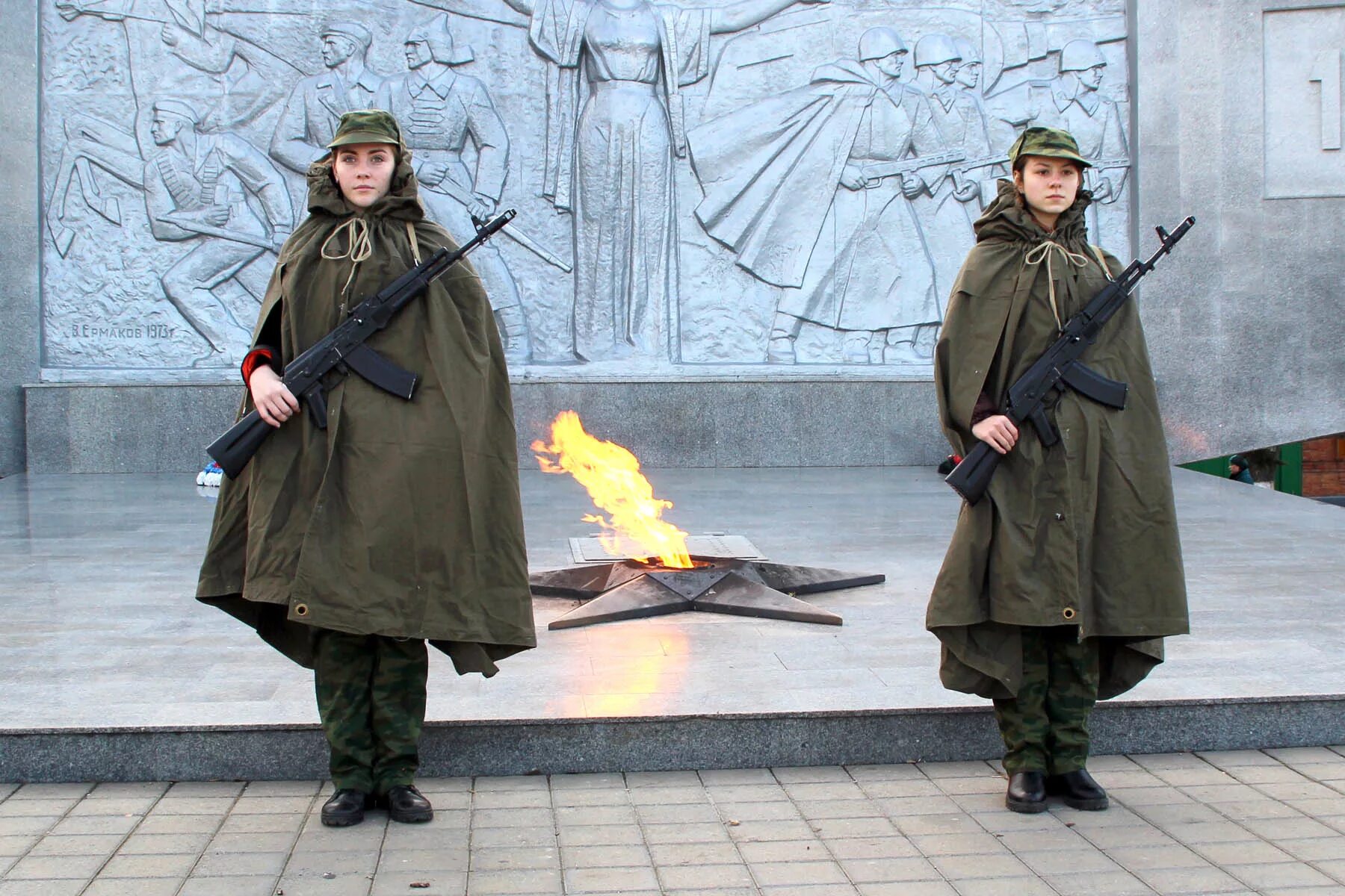 Первый пост в группе. Пост 1 у вечного огня Красноярск. Солдат в плащ-палатке. Солдат на посту. Часовой у вечного огня.