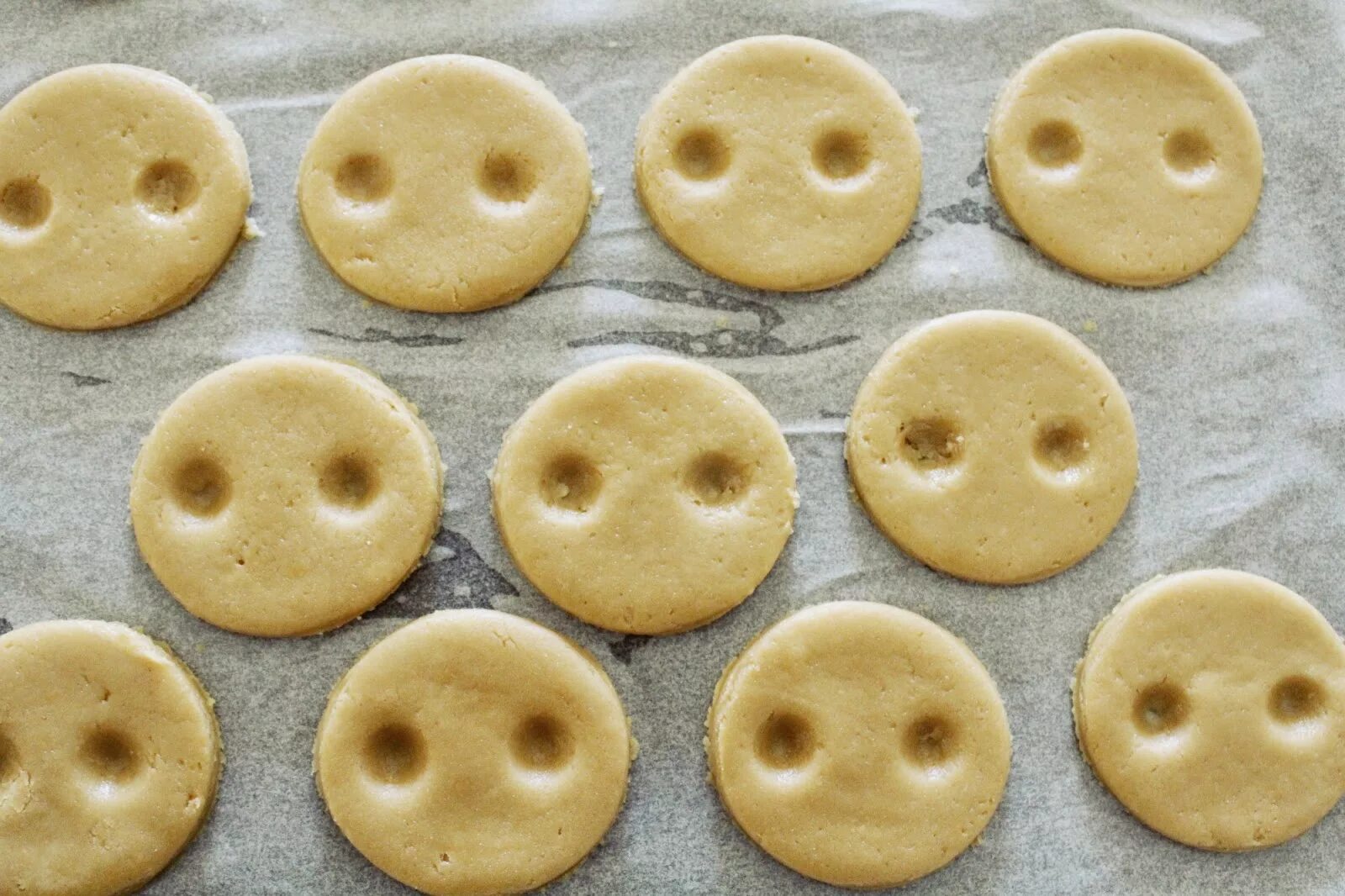 Печенье зомби. Стремное фото печенья. Стремное фото печенья круг. Eating cookies