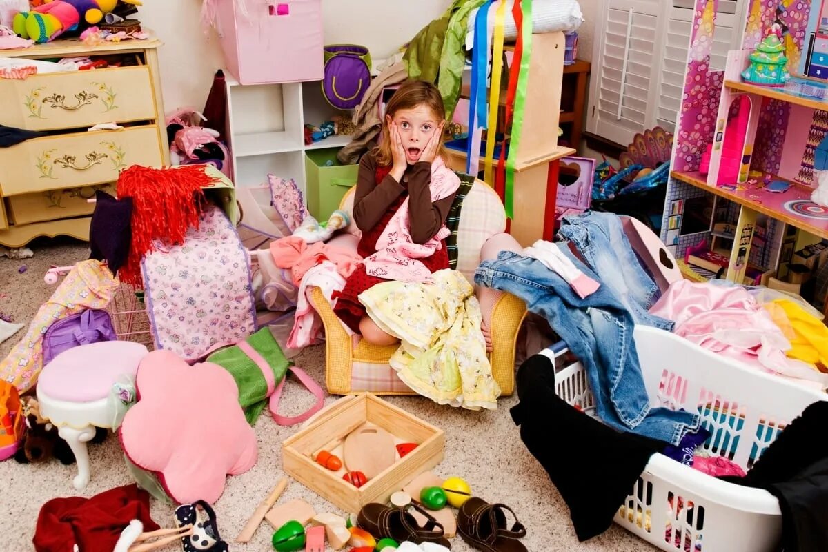 Messy. Разбросанные вещи. Комната с разбросанными вещами. Уборка в детской комнате. Беспорядок в детской комнате.