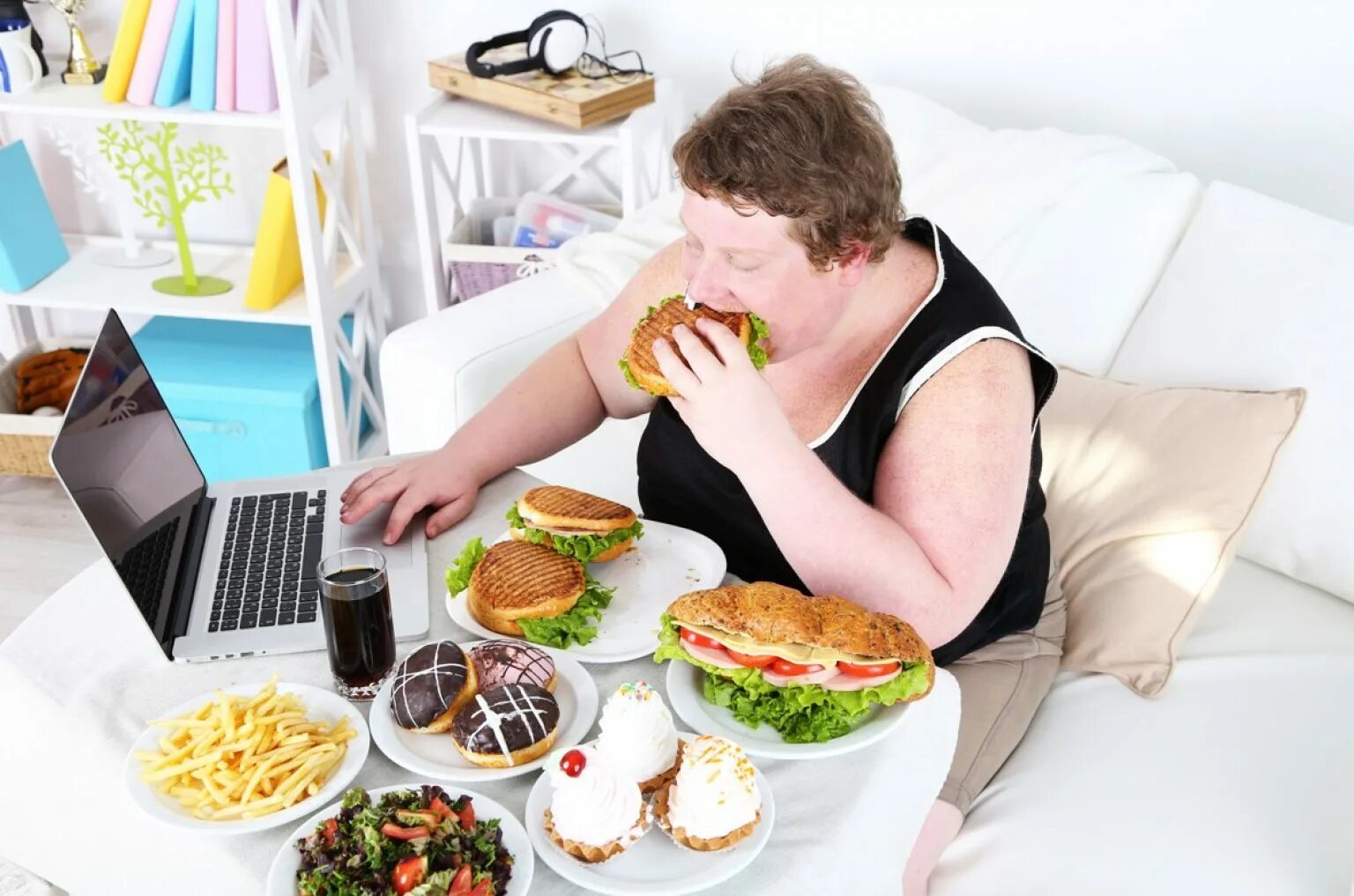 Причины нарушения питания. Переедание ожирение. Ожирение от переедания. Переедание у детей. Ожирение гаджеты.