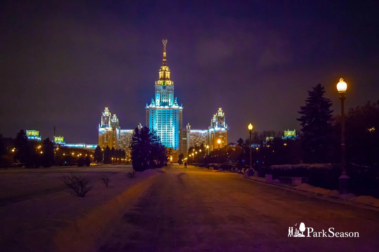 Мгу мероприятия. Сквер перед МГУ. Москва МГУ ночью. Территория МГУ закоулочки. Высотка на Воробьевых горах ночью.