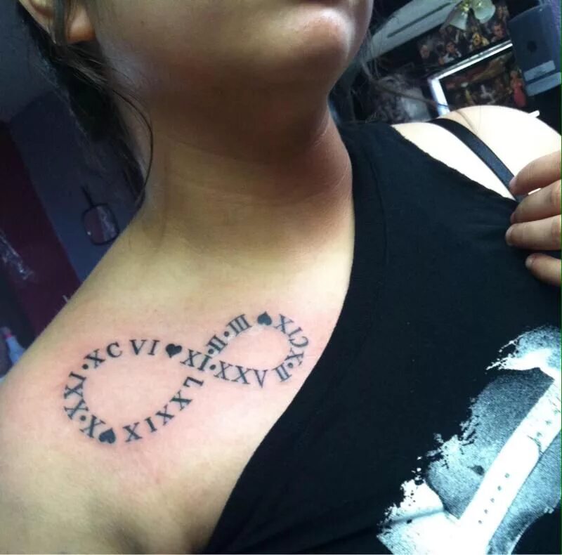тату на ключице мужские. тату на ключице для девушек дата. тату римские цифры. тату на ключице дата рождения. цифры на ключице.