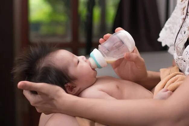Новорожденный заглатывает воздух. Позы для кормления бутылочкой. Позы для кормления из бутылочки. Позы для кормления новорожденного из бутылочки. Позы для кормления ребенка из бутылочки.