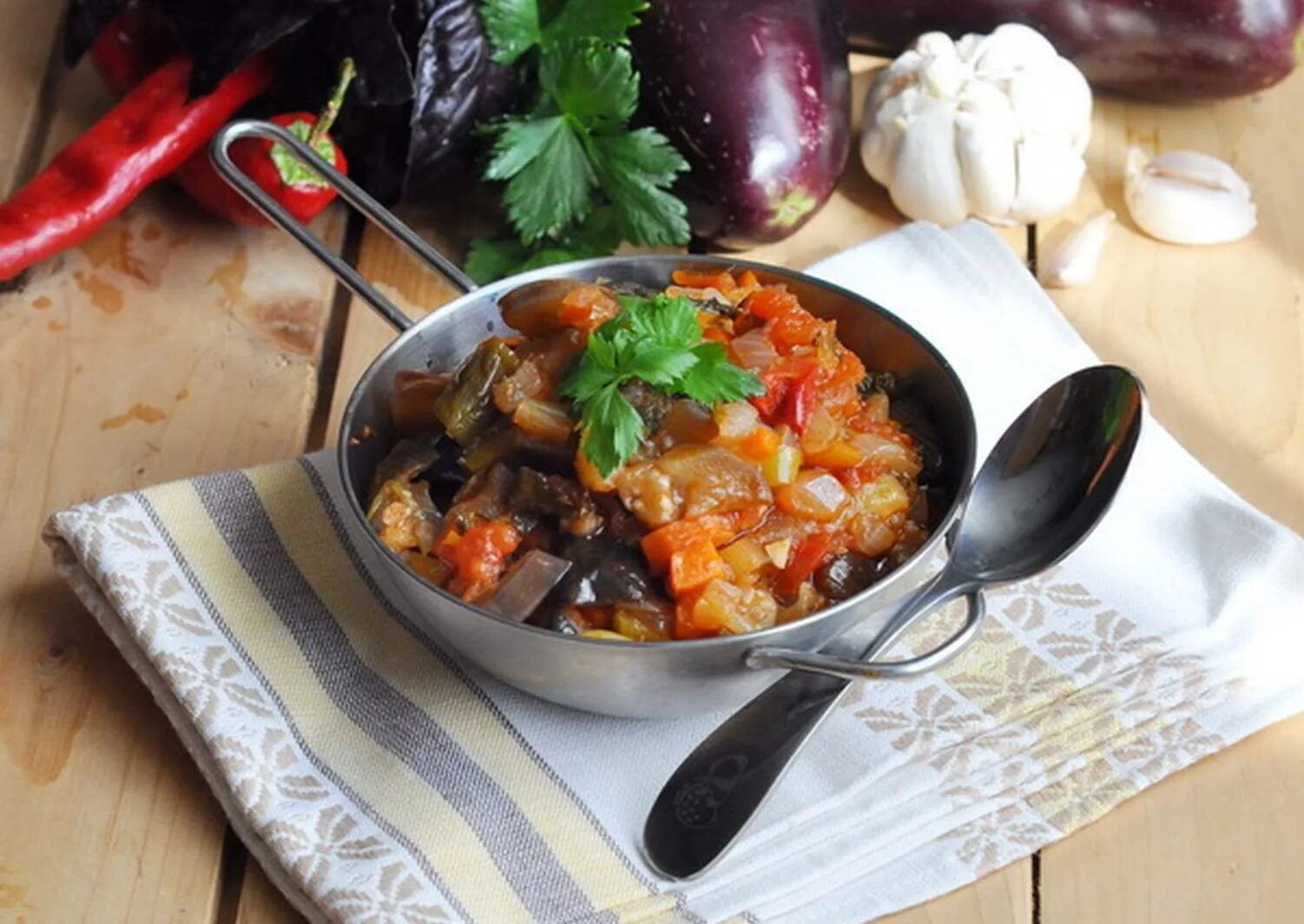 Соте из баклажан и кабачков рецепт. Овощное рагу с кабачками и баклажанами. соте блюдо. овощное сатэ. гивеч молдавский.