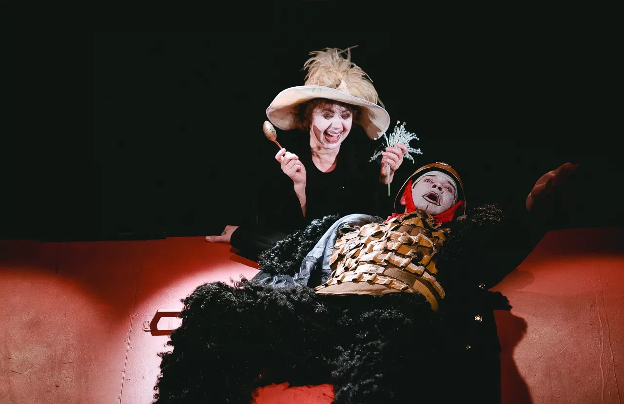 Бертольд Брехт "мамаша Кураж". «Мамаша Кураж и её дети» (1939 г.). Мамаша Кураж и её дети спектакль. Катрин мамаша Кураж.