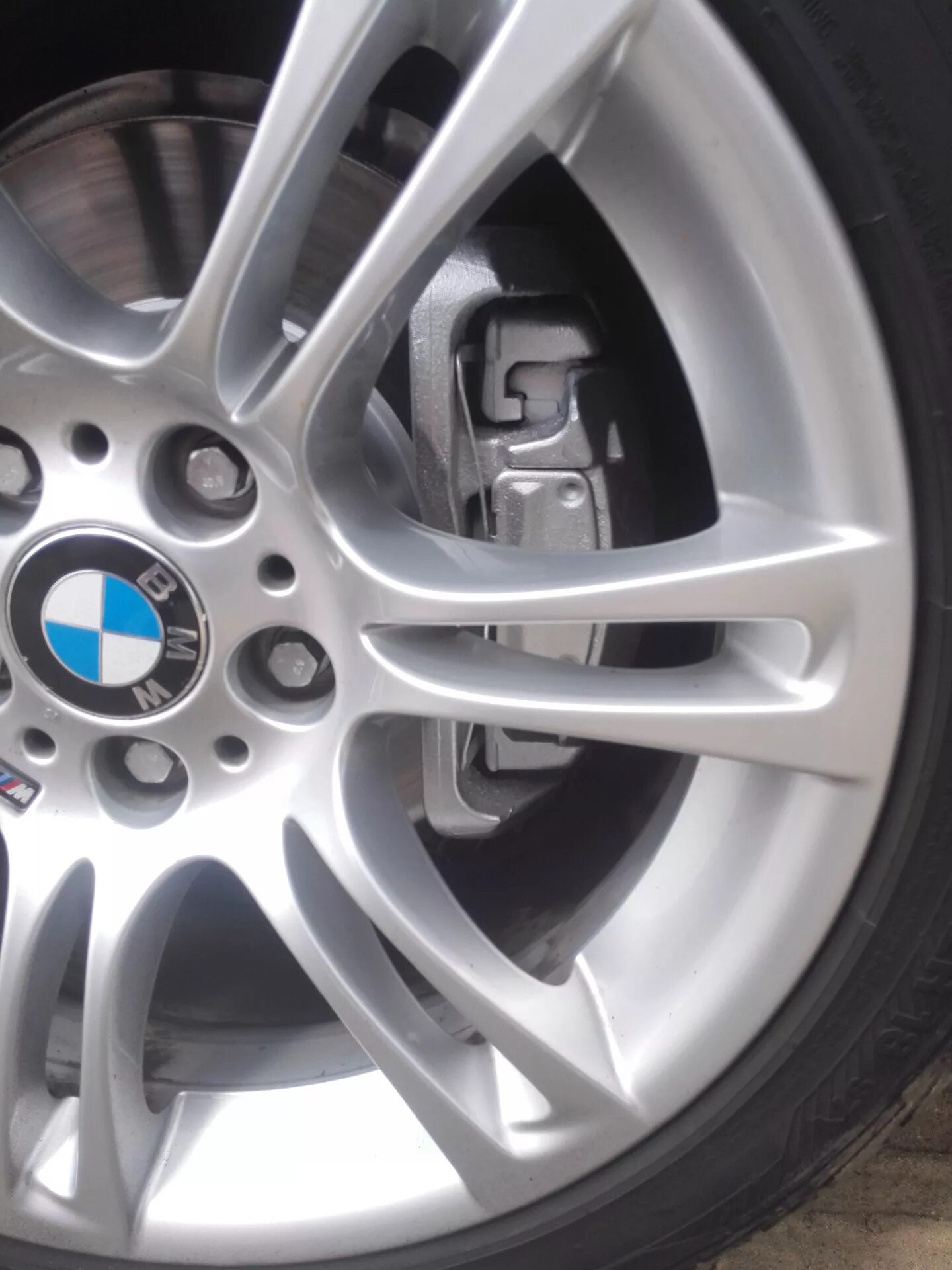 Пассат б5 покраска суппортов. Серебристые суппорта брембо. Суппорт металлический. Цвет суппортов brembo. Суппорта в серебристый цвет.