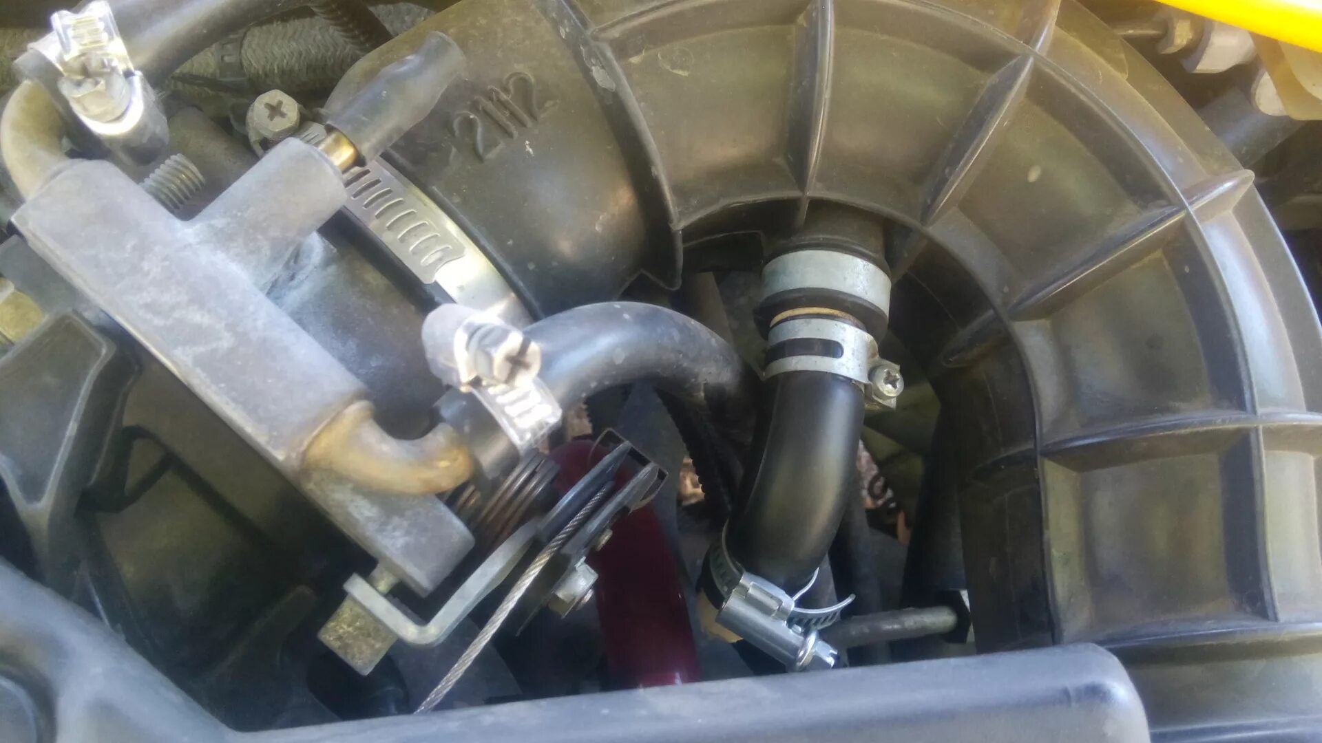 Фильтр картерных газов ваз 2110. Штуцер малой вентиляции картерных газов ваз. Система вентиляции картерных газов приора 16. Система картерных газов приора 16 клапанов. Доработка картерных газов приора.