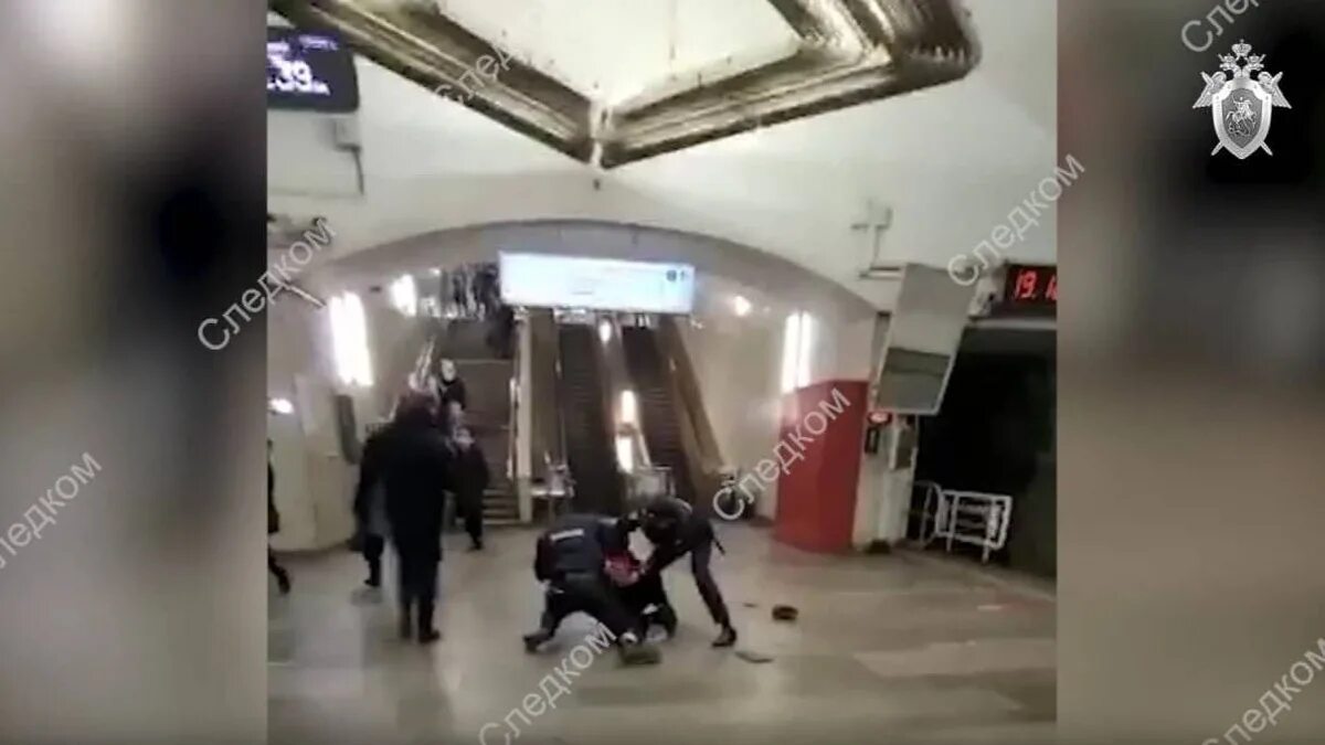 Задержали ли террористов которые напали на крокус. Мигранты напали на полицейских в метро в Москве. Мигранты нападение на полицейских. Таджик напал на полицейского в метро. Мигранты избили полицейского в метро.