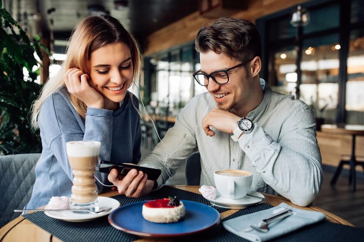 Вместе пить кофе. Парень и девушка в кофейне. Люди в кофейне. Парень в кофейне. Пара в кафе за столиком.