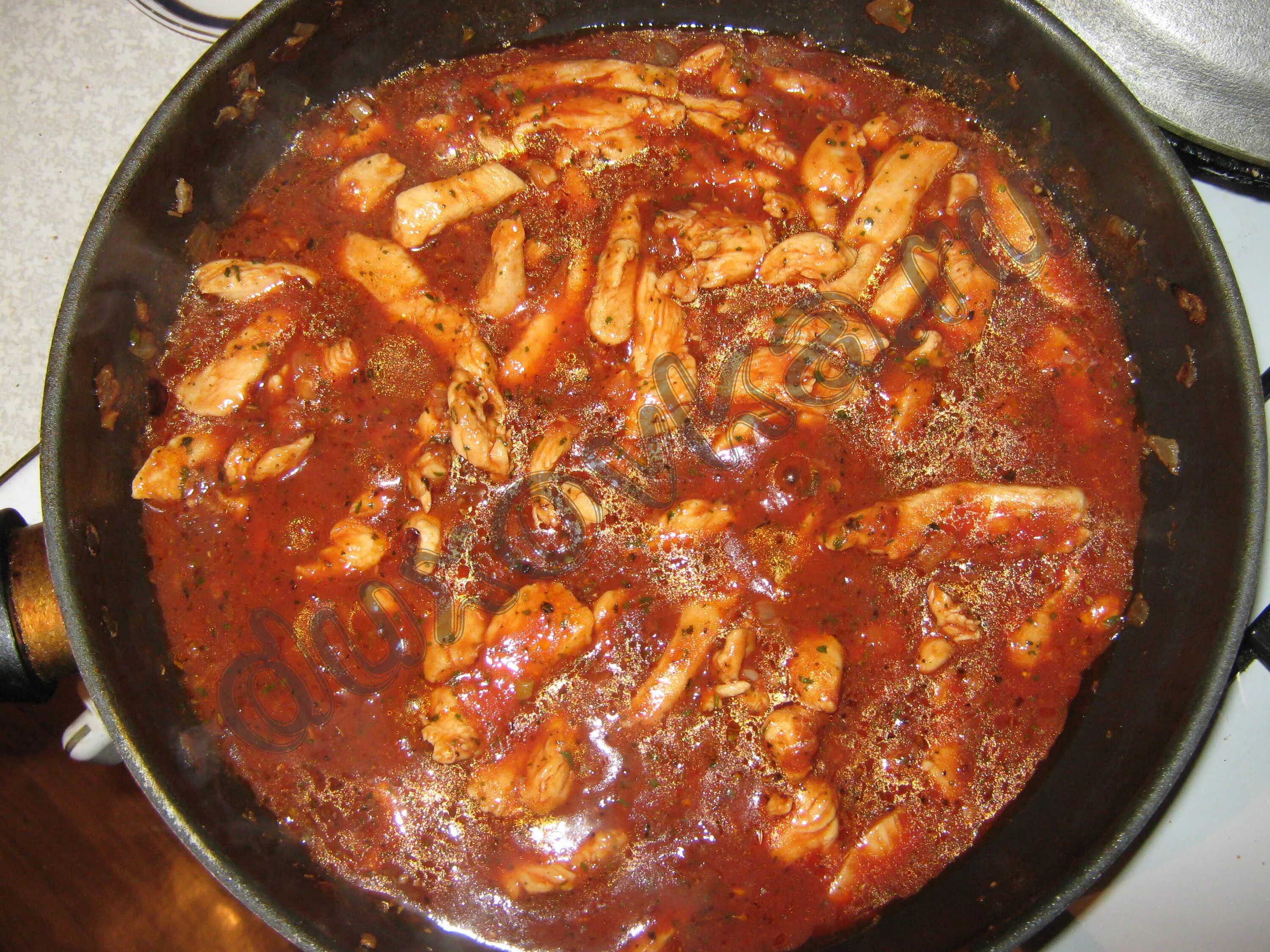 курица в томатном соусе. тушеная куриная грудка в томатном соусе. грудка куриная в томатном соусе на сковороде. курица тушеная в томатном соусе. куриные грудки в томатном соусе на сковороде.