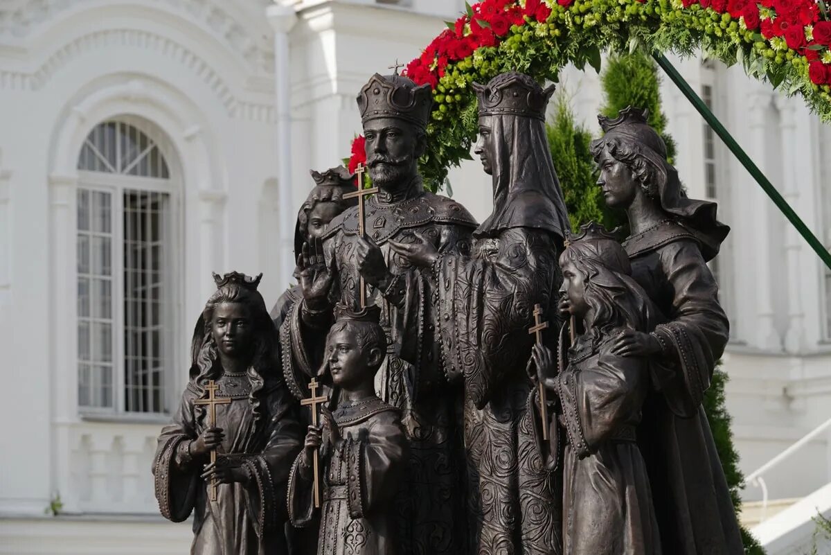 Памятник царскому. Памятник царской семье в дивеево. памятник семье николая 2 в дивеево. памятник николаю 2 в тюмени. памятник семье николая ii в дивеевском монастыре.