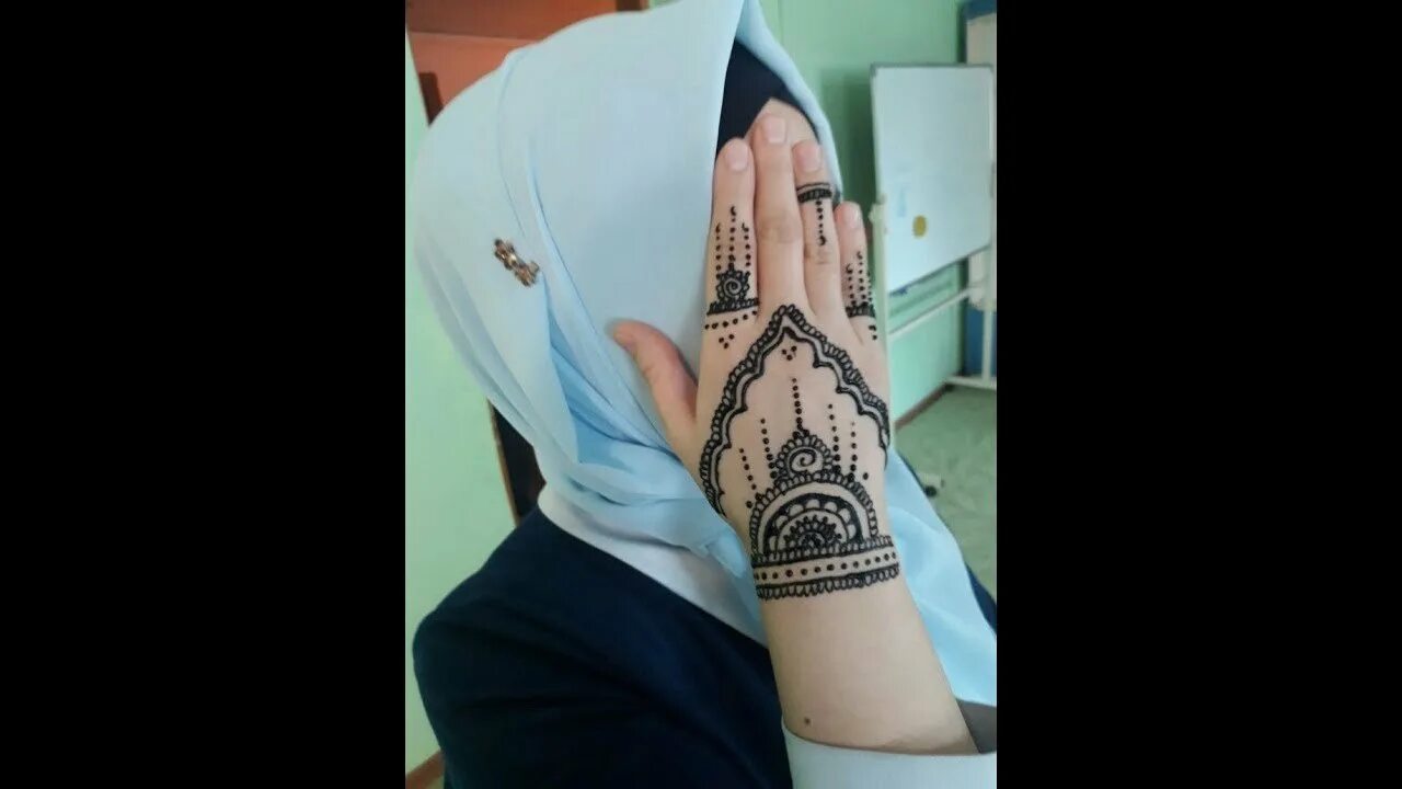 Хна хенна султана. Мехенди. Коричневое мехенди на руке. Хна в исламе. Вечеринка мехенди.