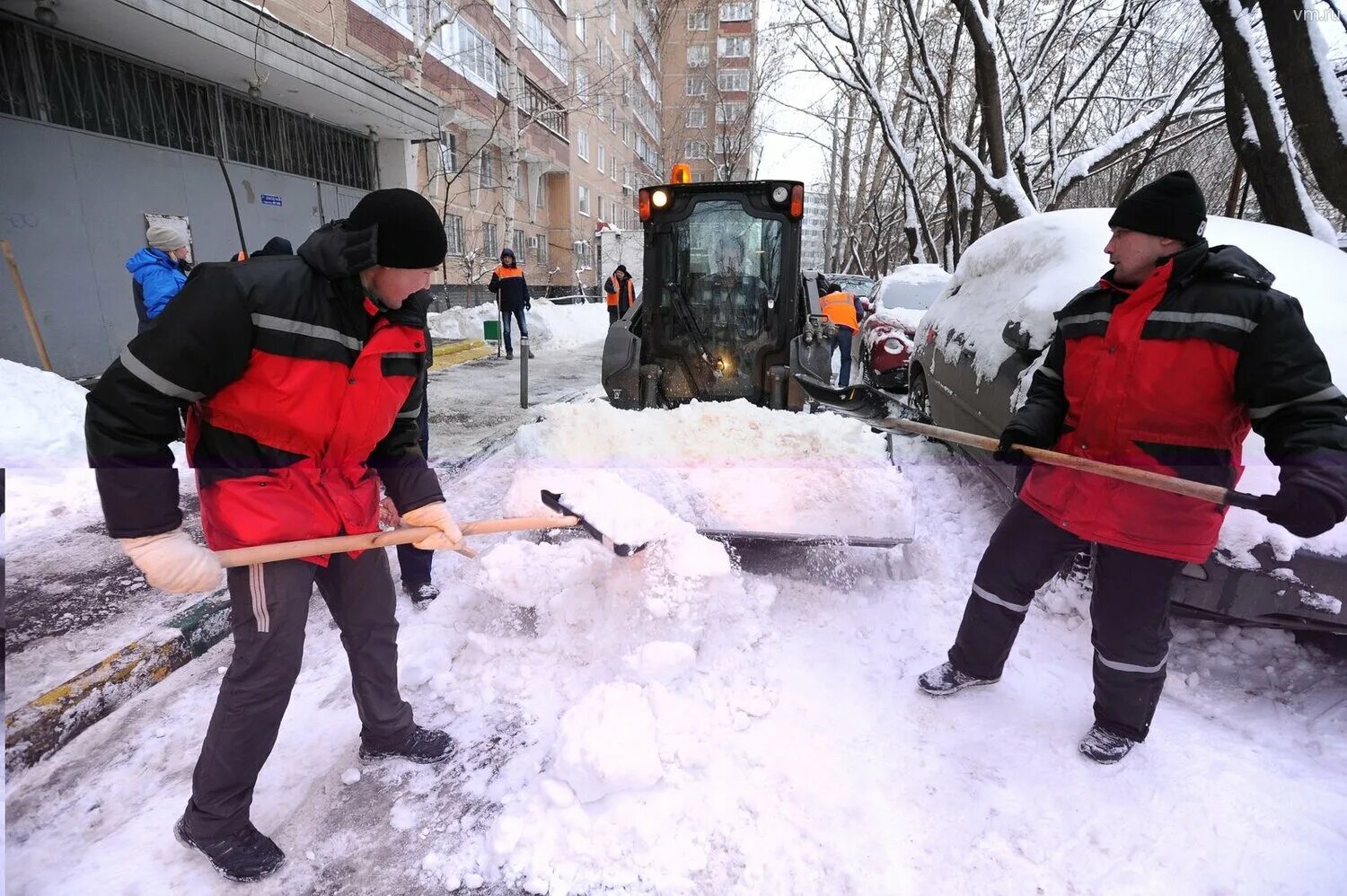 Очистка улиц от снега. Уборка снега. Уборка снега вручную. Уборщик снега. Техника для уборки тротуаров от снега.