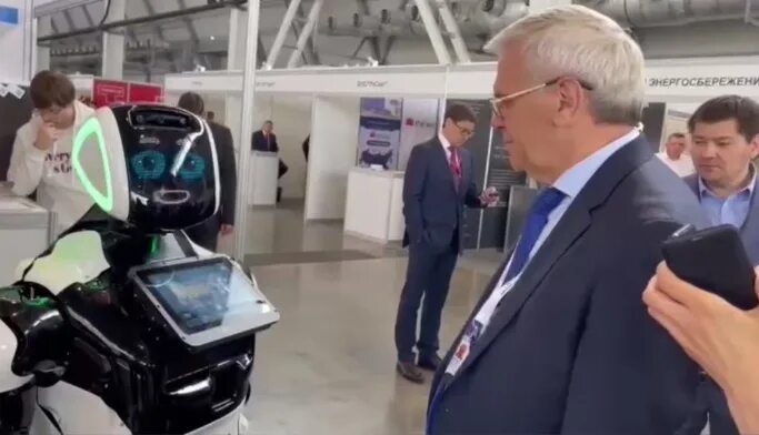 Робот вася. Выставка роботов. тмк иннопром 2025. иннопром 2025. робот вася promobot.