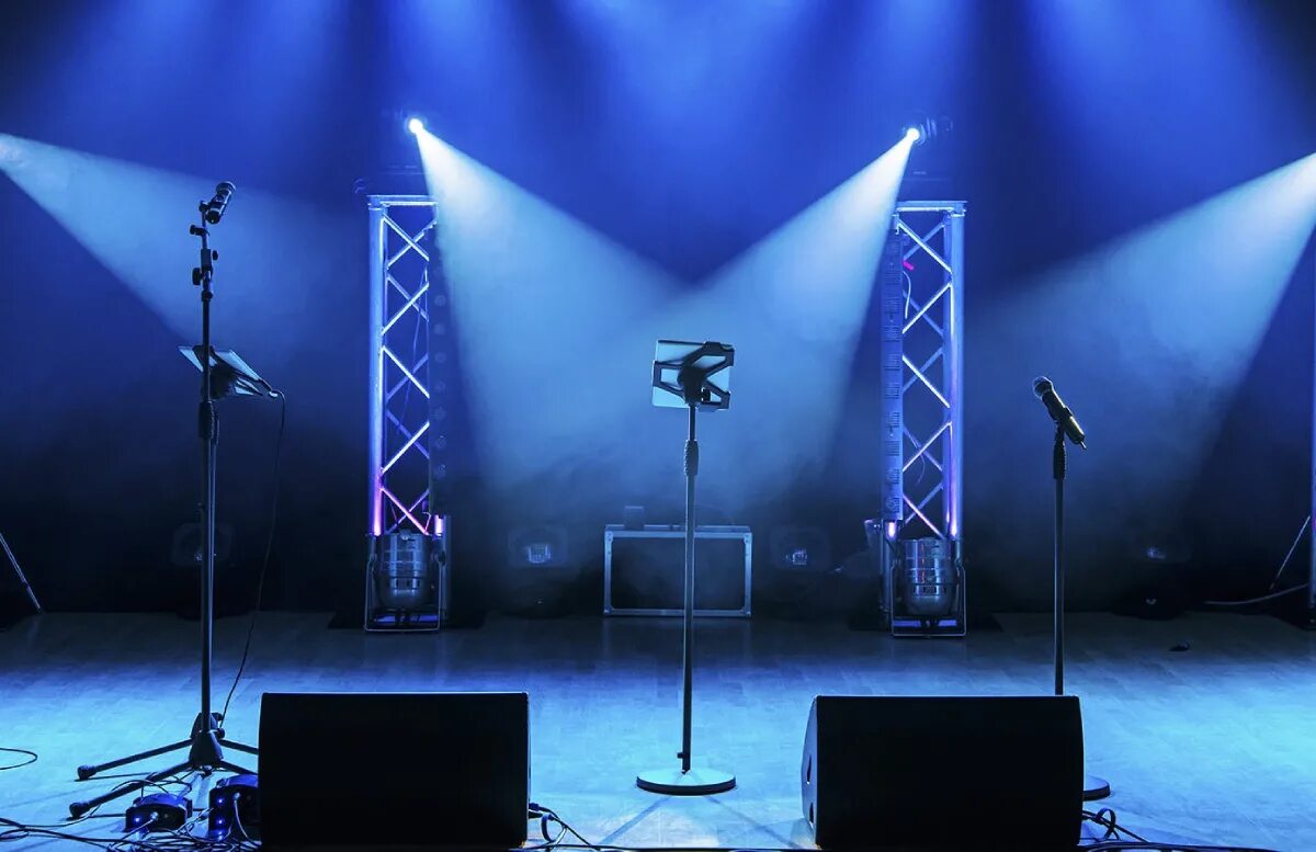 вокал на сцене. микрофон студийный v260. микрофон красивый. микрофон. фонограмма на сцене.