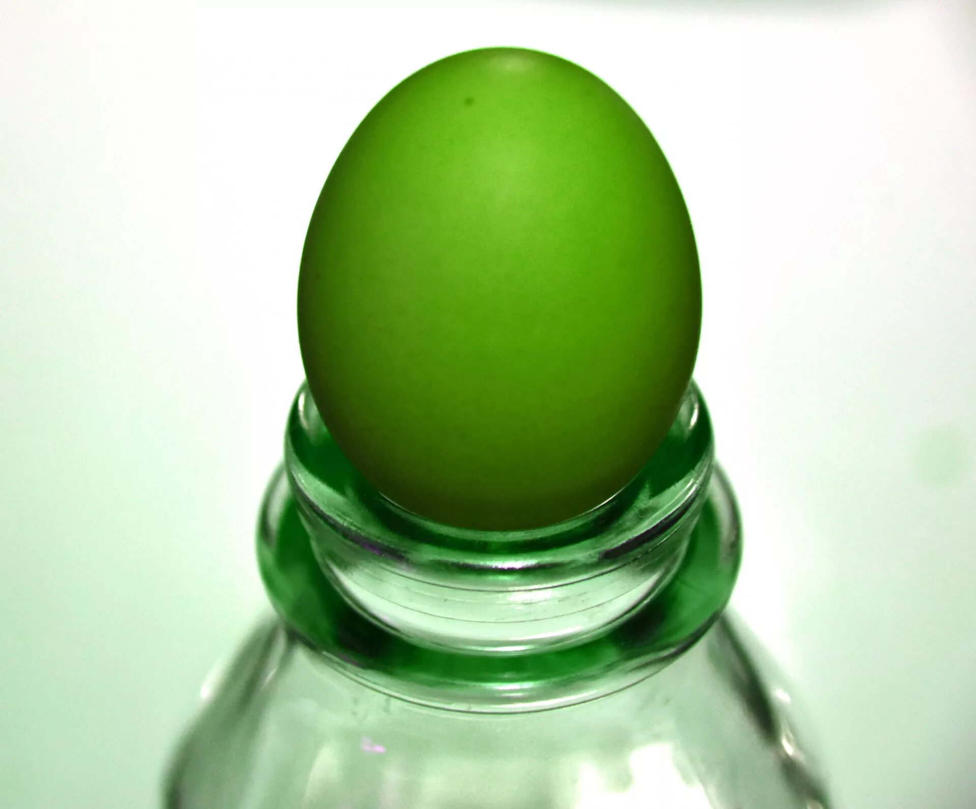 Зеленые яйца. Салатовые яйца. Яйца салатового цвета.
