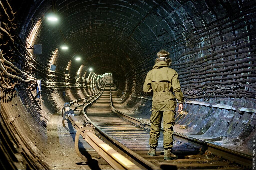 Метро развлечение. Московское метро диггерство. Диггеры в Московском метро. Диггеры в метро Москвы. Диггерство субкультура.