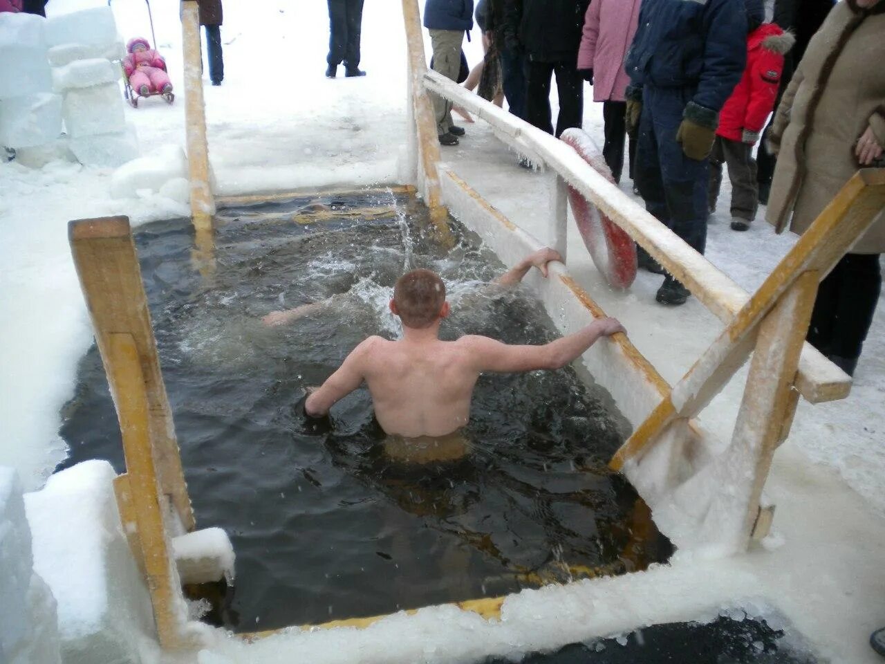 Купель купаться. Крещенские купания. Купание в купели на крещение. Крещенские купания купель. Окунание в купель.