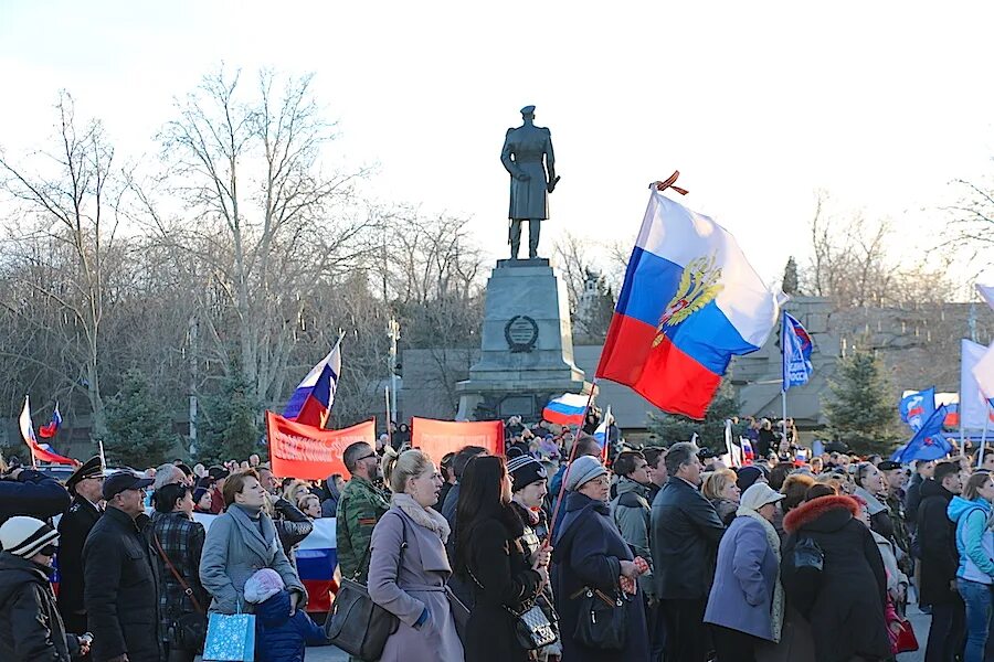 Крым и севастополь возвращаются домой. Возвращение Севастополя в Россию. Крымский референдум памятник. Севастополь Возвращение домой. День возвращения Севастополя в Россию.