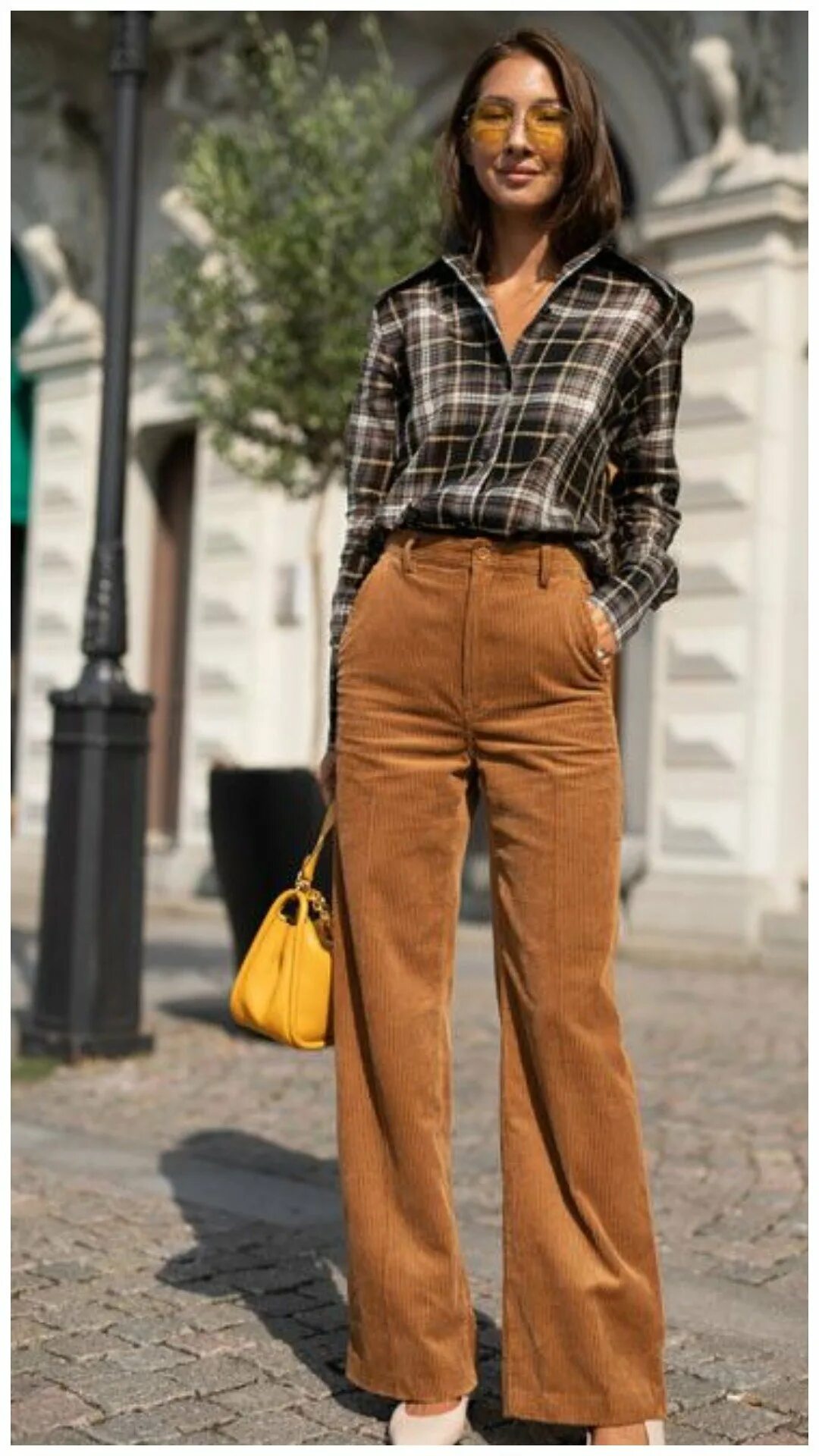 Образ с коричневыми брюками женский. Образы с коричневыми брюками. Коричневые брюки женские. Лук с коричневыми брюками для женщин. Вельветовые брюки стрит стайл.