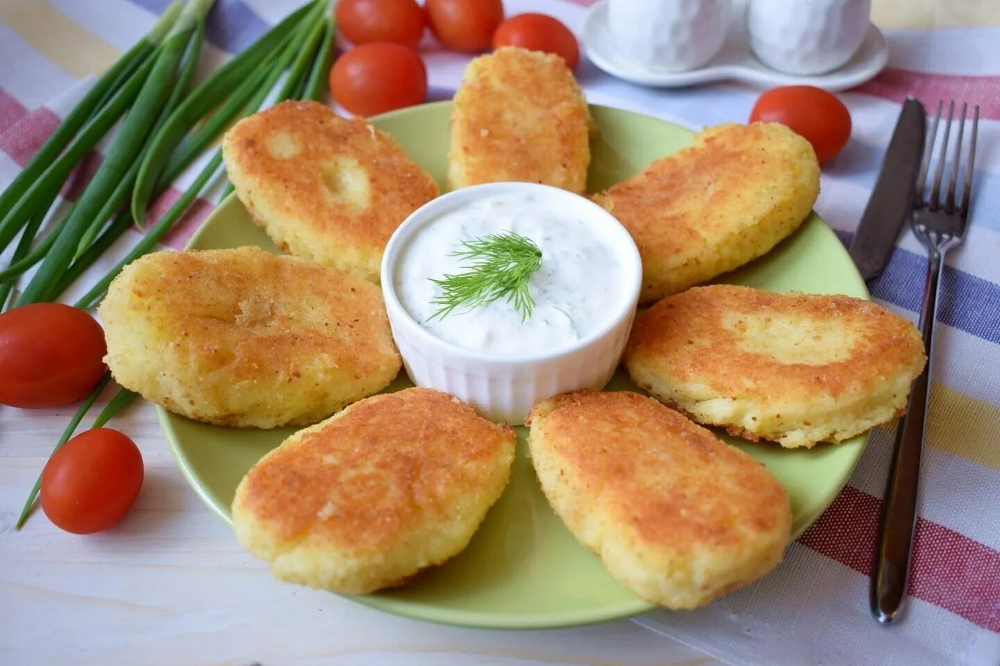 Котлеты с картошкой рецепты с фото. Картофельные котлеты. картофельные биточки. котлеты из картошки. котлеты из пюре.
