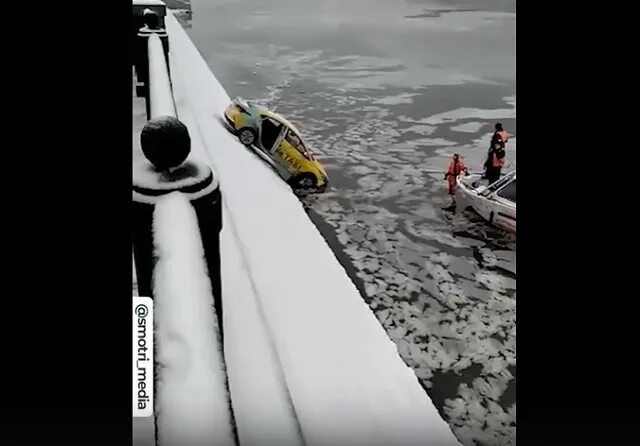 Река под мостом. Машина упала в реку москва. Происшествия уссурийск. Автобус упал в неву. Водитель упал в реку.
