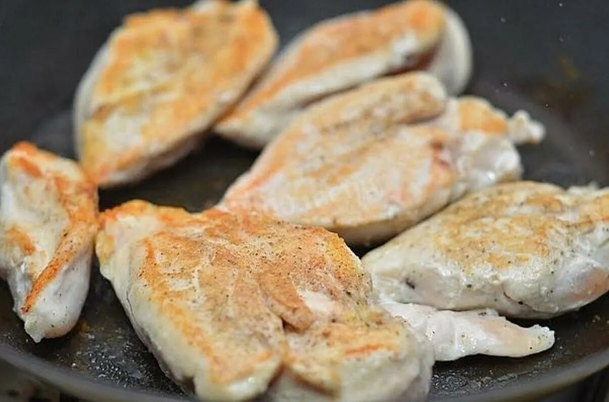 Грудка пожарить на сковородке. Куриное филе на сковороде. Жареная куриная грудка. Филе куриной грудки жареное. Курица на сковороде гриль.