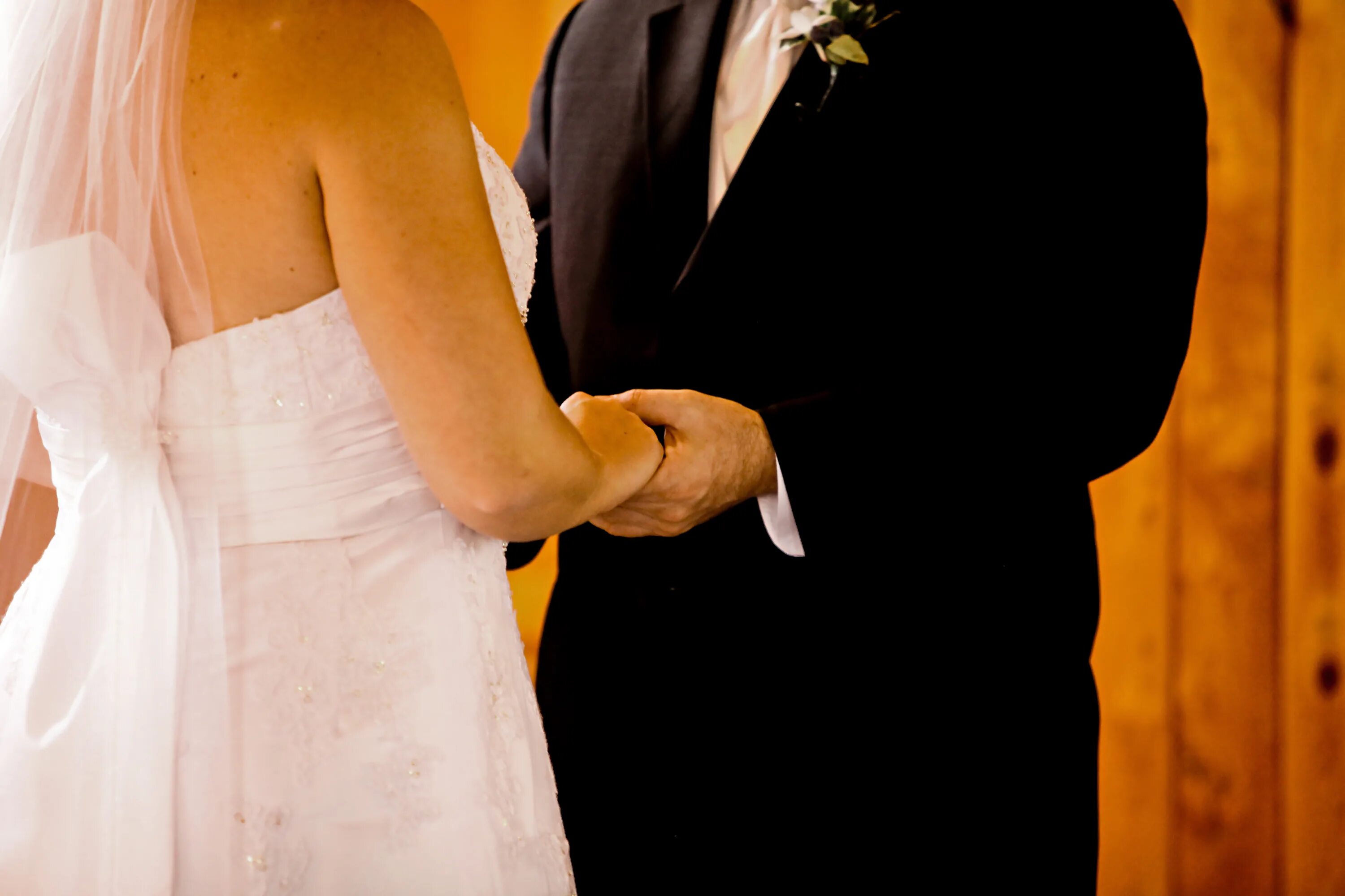 Муж жена брак. Свадьба взрослых людей. Женщина в свадебном платье и мужчина. Муж и жена в браке. Свадьба молодожены со спины.