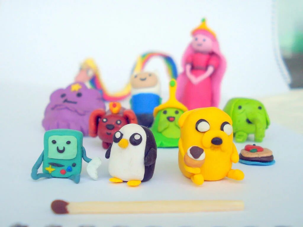 Игрушки из пластилина для детей. Поделки из пластилина для детей. Много фигурок из пластилина. Фигурки из пластилина для детей. Фигуры из пластилина.